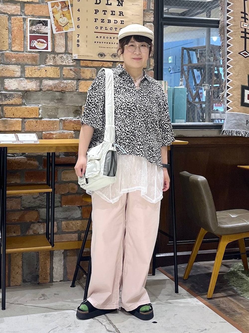 ピンク系のその他パンツ、ブラック系のサンダル、ホワイト系のシャツ/ブラウスを着用したレディースの春コーディネートの9枚目の写真