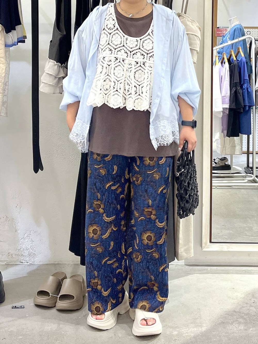 ホワイト系のその他トップス、ブルー系のシャツ/ブラウス、ブラウン系のTシャツ/カットソーを着用したレディースの夏コーディネートの2枚目の写真
