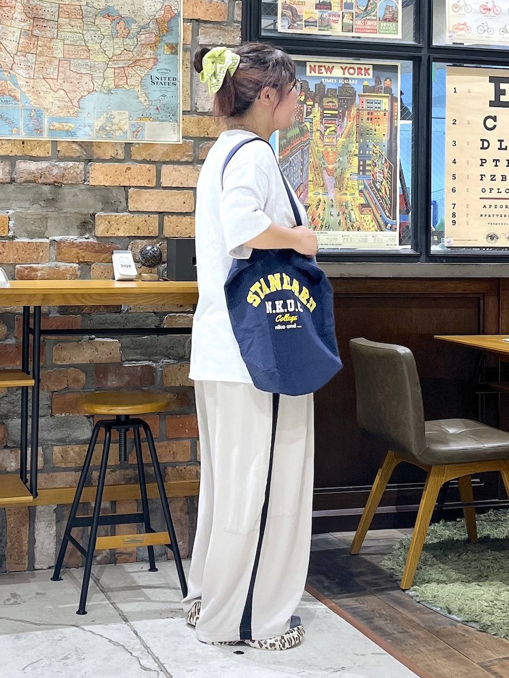 ブラウン系のその他パンツ、その他のサンダル、ブルー系のトートバッグを着用したレディースの夏コーディネートの6枚目の写真