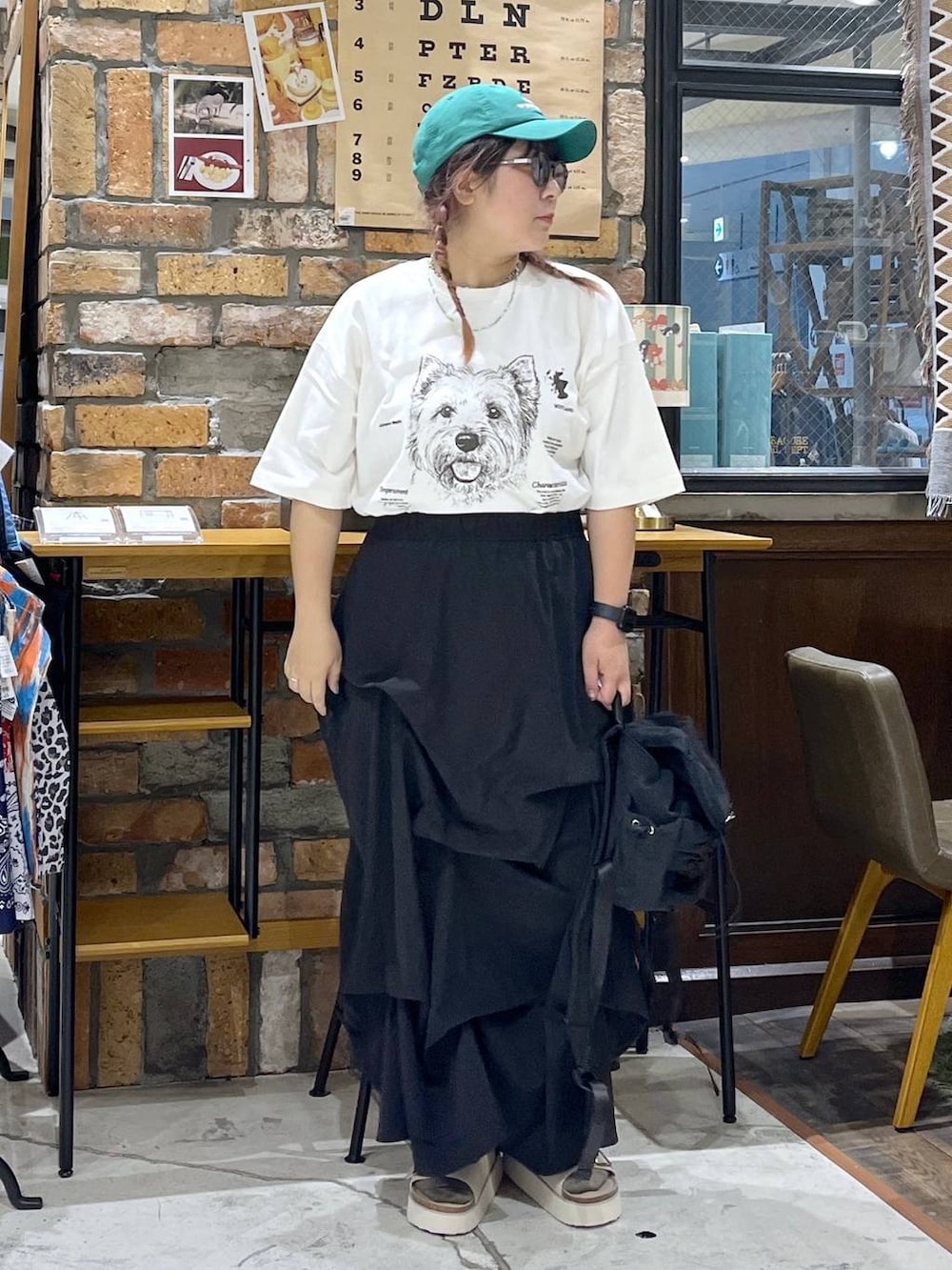ベージュ系のサンダル、ホワイト系のTシャツ/カットソー、ブラック系のバックパック/リュックを着用したレディースの夏コーディネートの6枚目の写真