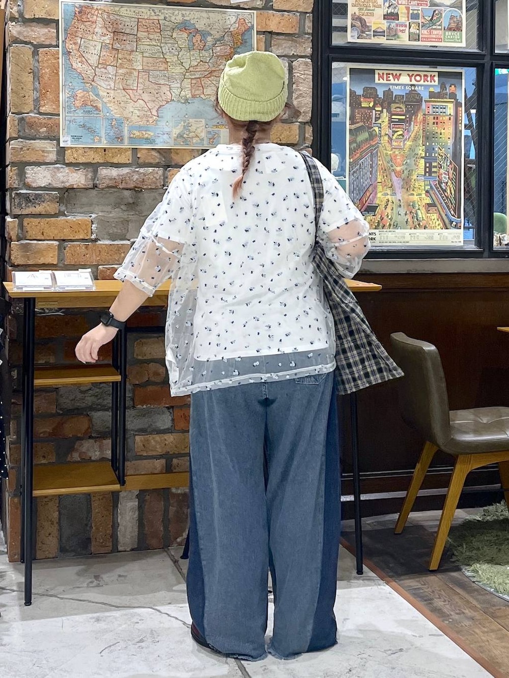ホワイト系のTシャツ/カットソー、レッド系のスニーカー、ブラック系のトートバッグを着用したレディースの夏コーディネートの5枚目の写真