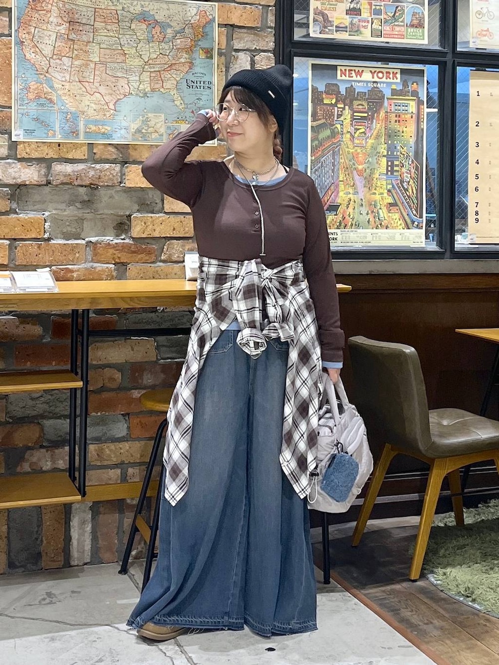 グレー系のトートバッグ、ブラウン系のTシャツ/カットソー、イエロー系のモカシン/デッキシューズを着用したレディースの秋コーディネートの3枚目の写真