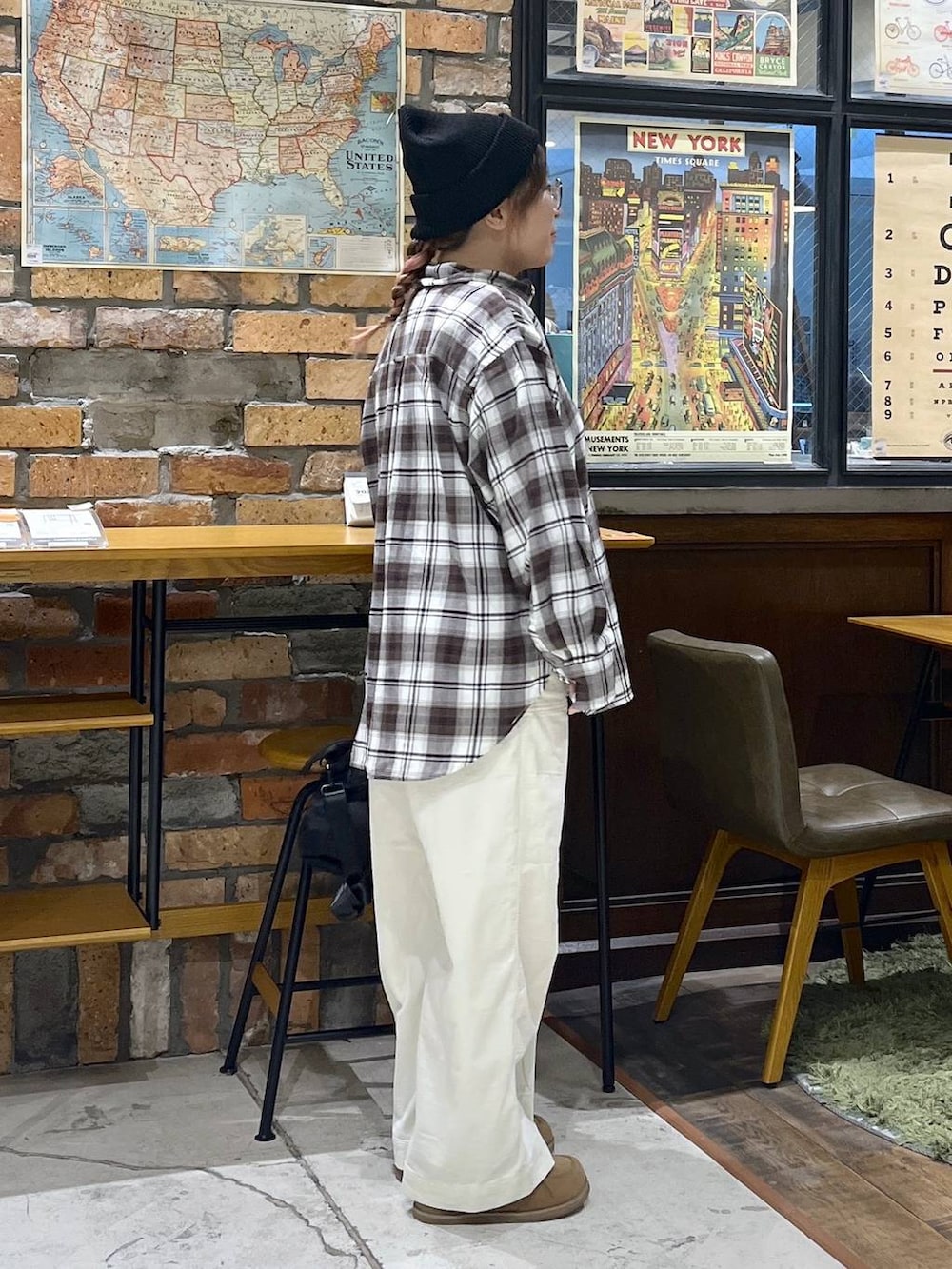 ブラック系のトートバッグ、ブラウン系のTシャツ/カットソー、イエロー系のモカシン/デッキシューズを着用したレディースの秋コーディネートの6枚目の写真