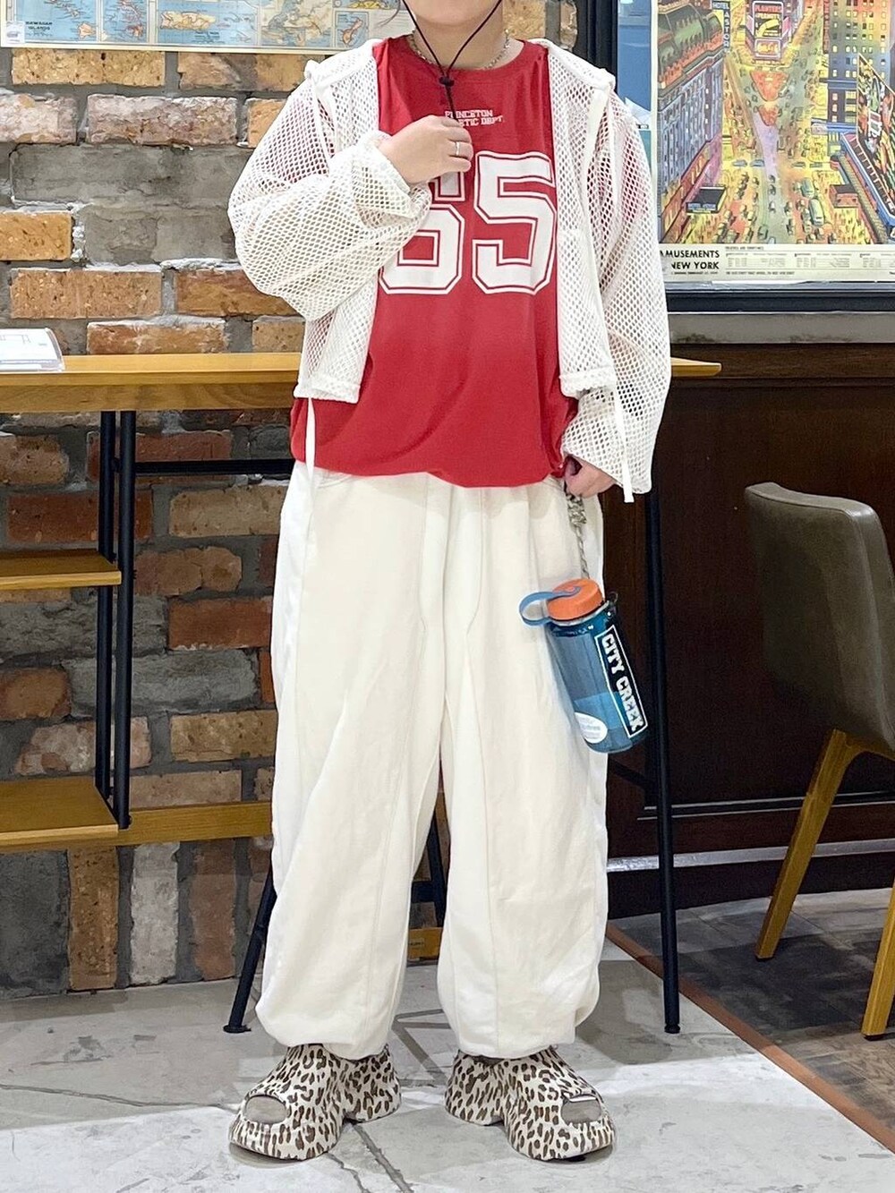ベージュ系のデニムパンツ、その他のサンダル、ホワイト系のパーカーを着用したレディースの夏コーディネートの2枚目の写真