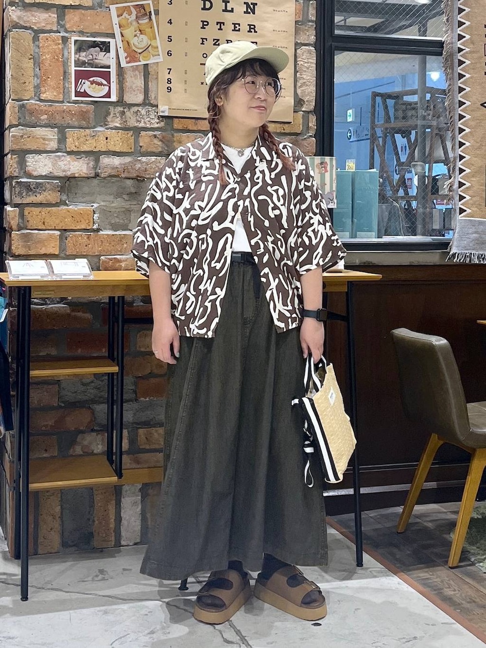 その他のTシャツ/カットソー、ブラウン系のスカート、ブラウン系のサンダルを着用したレディースの夏コーディネートの3枚目の写真
