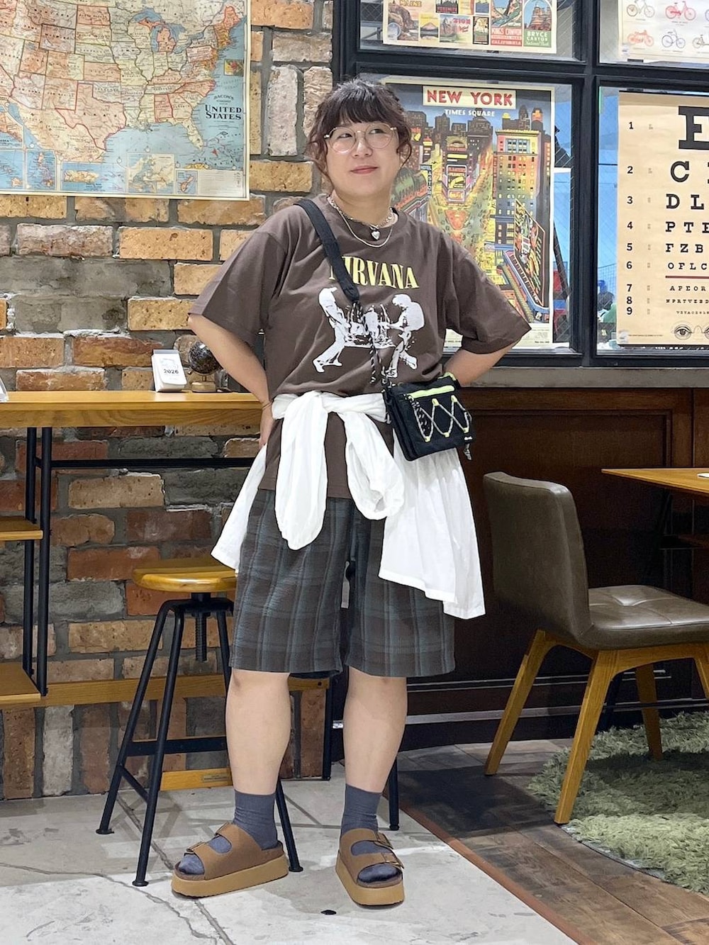 ブラウン系のその他パンツ、ホワイト系のシャツ/ブラウス、ブラウン系のサンダルを着用したレディースの夏コーディネートの3枚目の写真