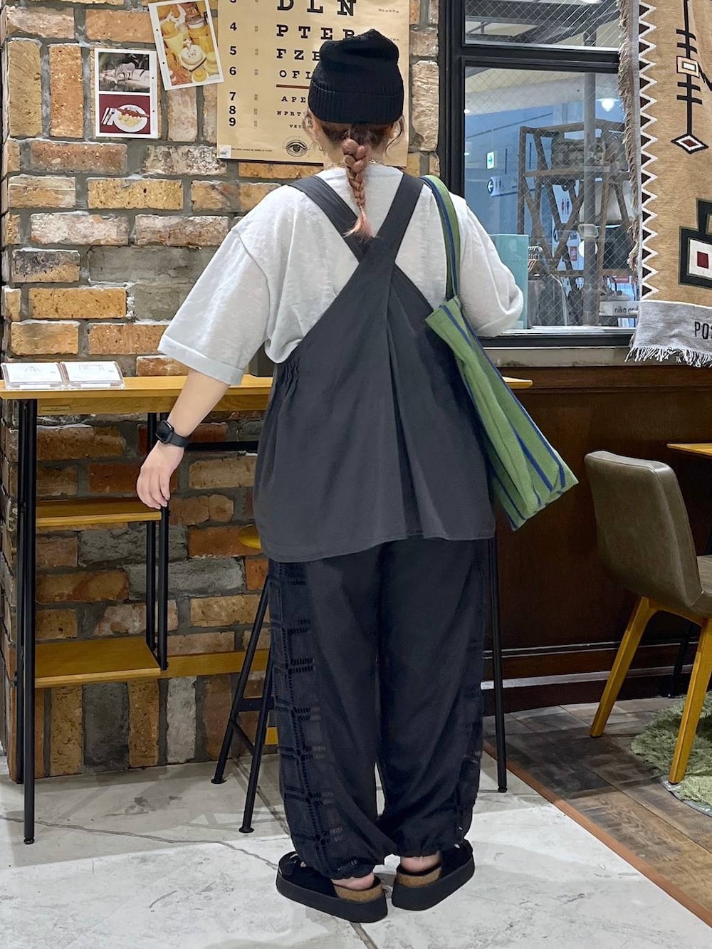 ブラック系のベスト、ブラック系のその他パンツ、ブラック系のサンダルを着用したレディースの夏コーディネートの5枚目の写真