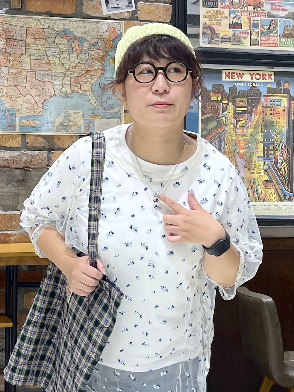 ホワイト系のTシャツ/カットソー、レッド系のスニーカー、ブラック系のトートバッグを着用したレディースの夏コーディネートの3枚目の写真