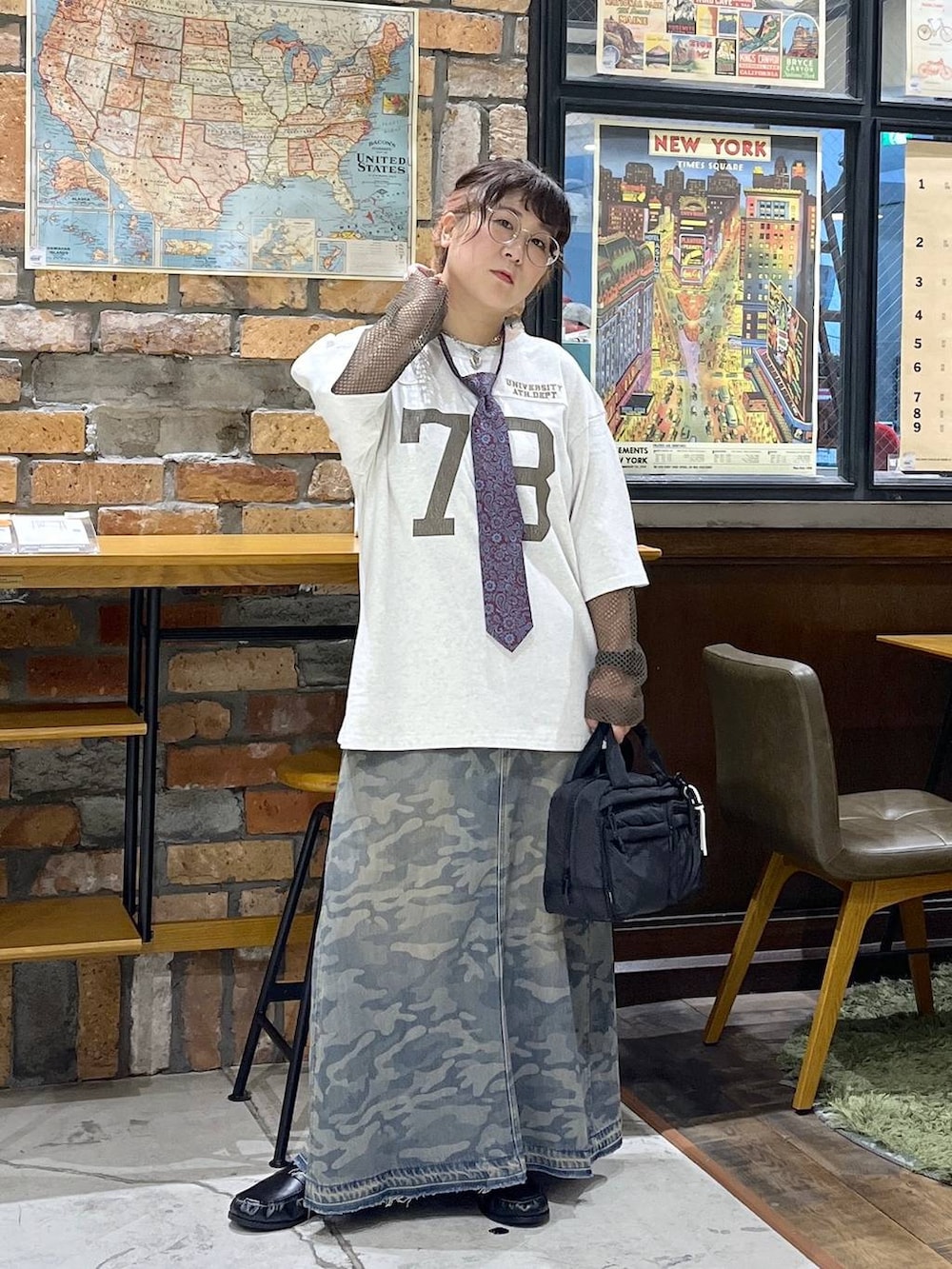 ブラック系のローファー、ベージュ系のTシャツ/カットソー、その他のネクタイを着用したレディースの夏コーディネートの8枚目の写真