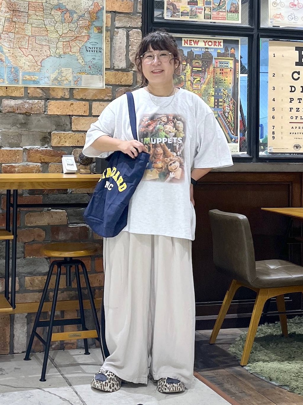 ブラウン系のその他パンツ、その他のサンダル、ブルー系のトートバッグを着用したレディースの夏コーディネートの3枚目の写真