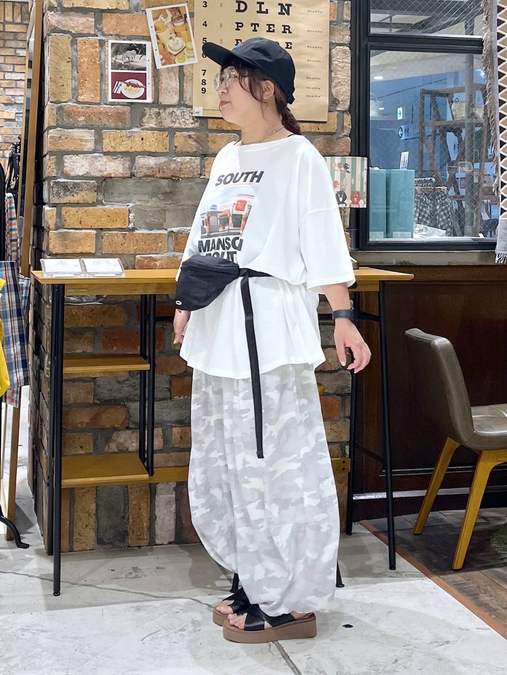 ブラック系のサンダル、グレー系のその他パンツ、ブラック系のキャミソールを着用したレディースの夏コーディネートの4枚目の写真