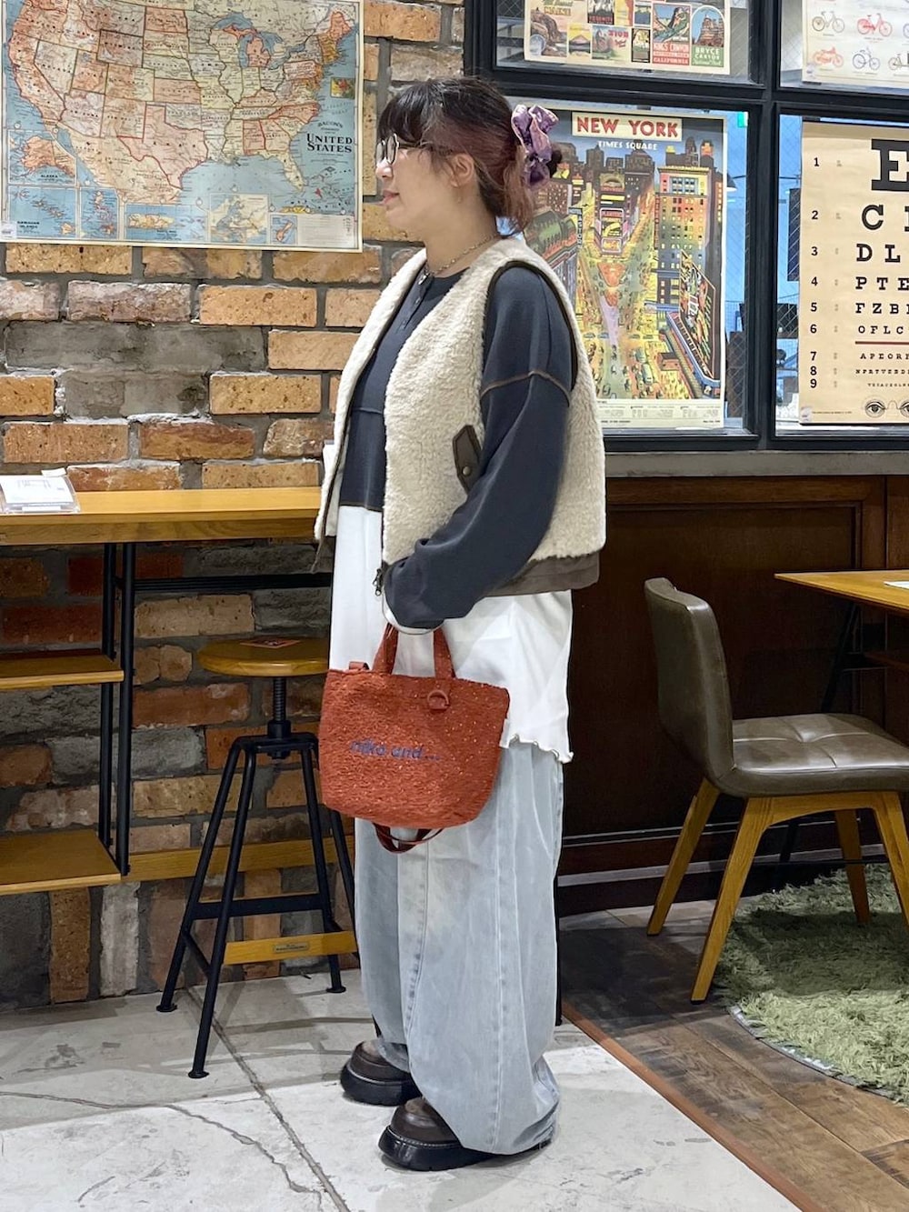 レッド系のショルダーバッグ、グレー系のワンピース、その他のドレスシューズを着用したレディースの秋コーディネートの4枚目の写真