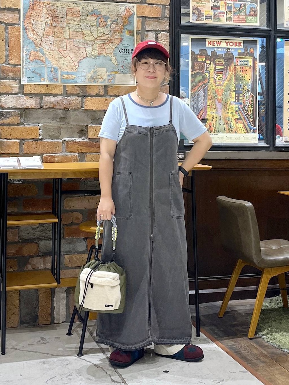レッド系のスニーカー、ベージュ系のその他パンツ、ブルー系のTシャツ/カットソーを着用したレディースの夏コーディネートの3枚目の写真