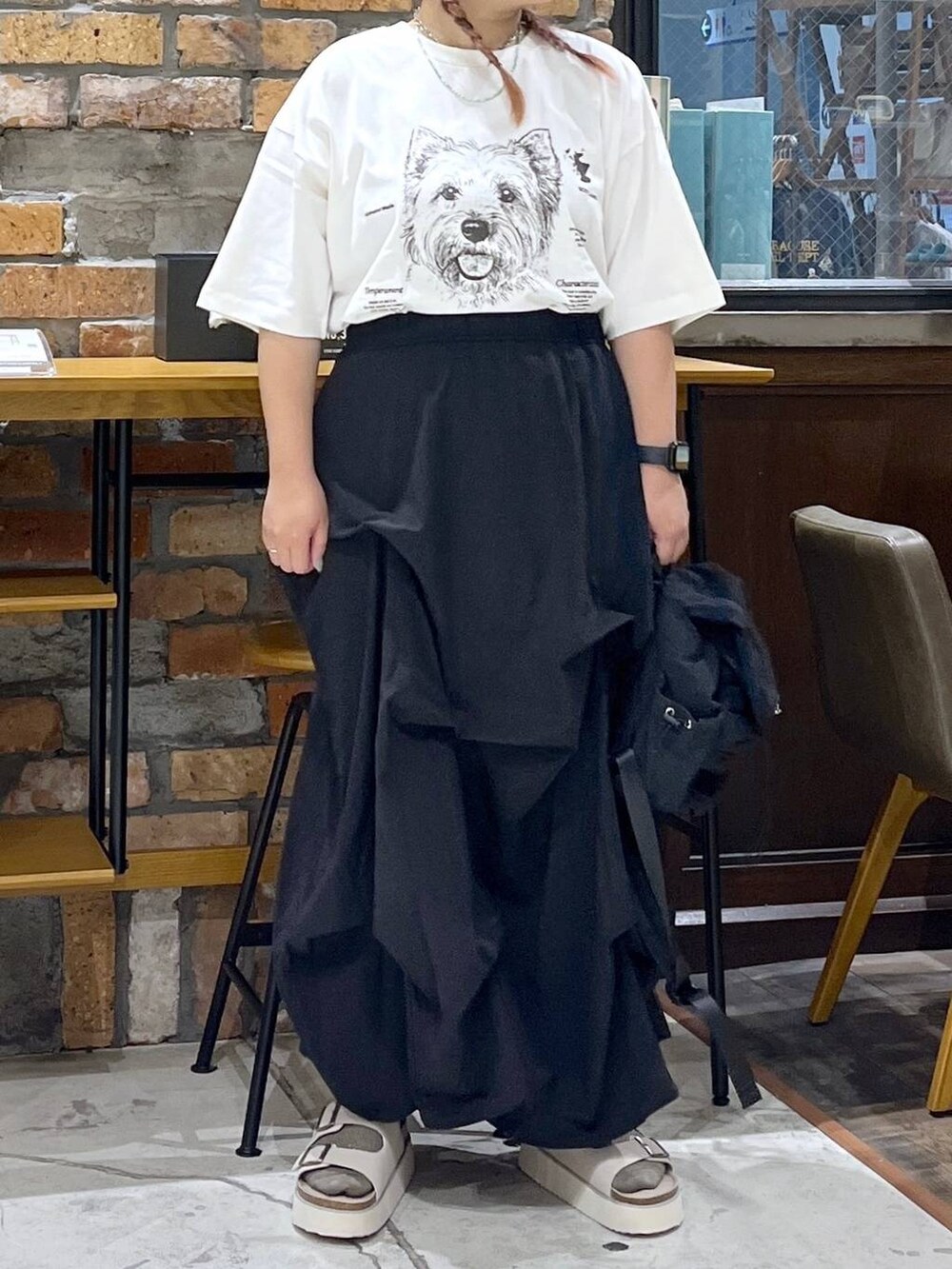 ベージュ系のサンダル、ホワイト系のTシャツ/カットソー、ブラック系のバックパック/リュックを着用したレディースの夏コーディネートの2枚目の写真