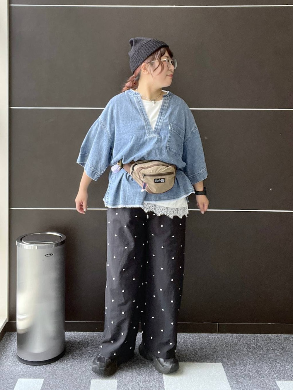 ベージュ系のボディバッグ/ウエストポーチ、ブラック系のその他パンツ、ブルー系のシャツ/ブラウスを着用したレディースの夏コーディネートの7枚目の写真