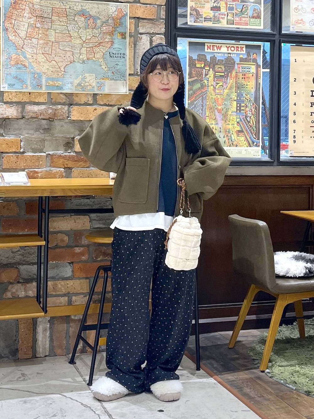 ホワイト系のその他パンツ、ブルー系のTシャツ/カットソー、ホワイト系のスリッポンを着用したレディースの秋コーディネートの7枚目の写真