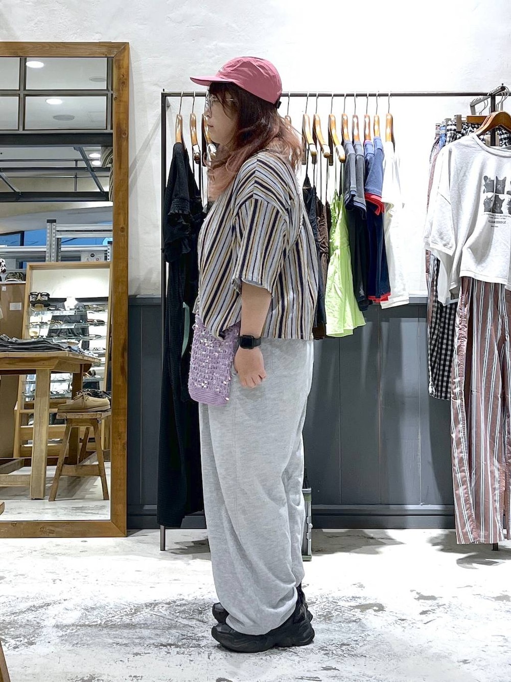ブルー系のシャツ/ブラウス、グレー系のつなぎ/オールインワン、パープル系のショルダーバッグを着用したレディースの夏コーディネートの4枚目の写真