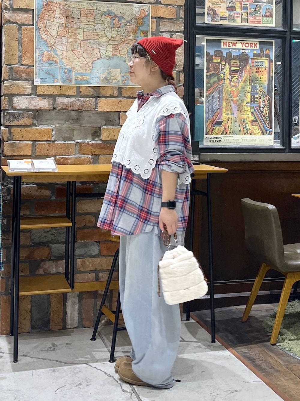 ホワイト系のベスト、ブルー系のデニムパンツ、イエロー系のモカシン/デッキシューズを着用したレディースの秋コーディネートの4枚目の写真