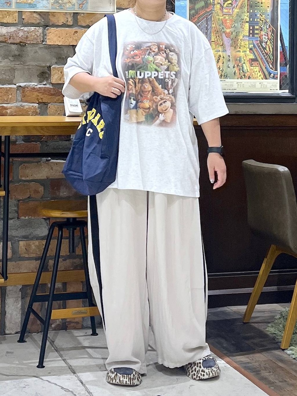 ブラウン系のその他パンツ、その他のサンダル、ブルー系のトートバッグを着用したレディースの夏コーディネートの2枚目の写真