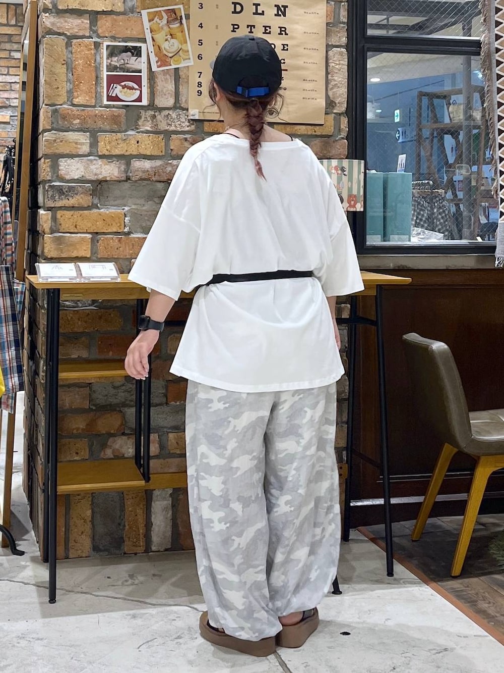 ブラック系のサンダル、グレー系のその他パンツ、ブラック系のキャミソールを着用したレディースの夏コーディネートの5枚目の写真