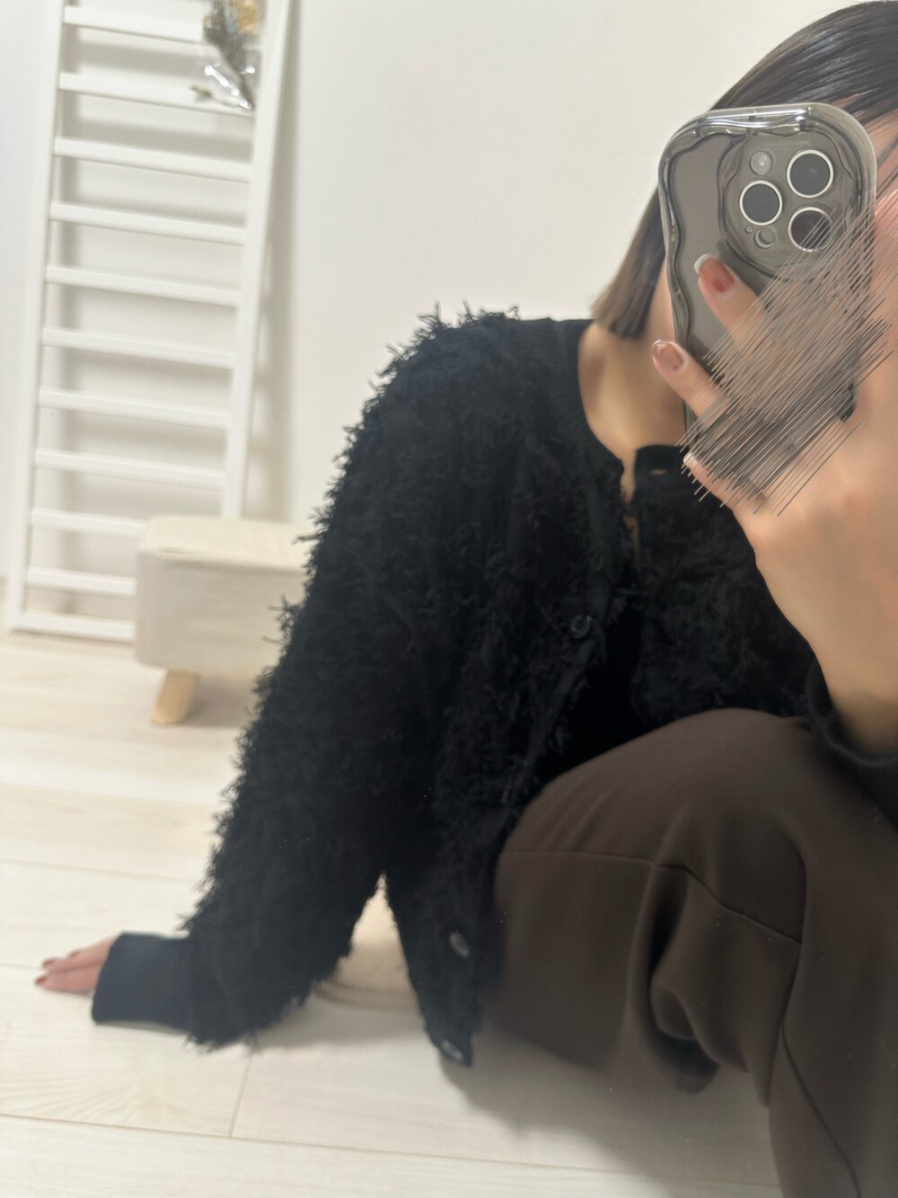 ブラウン系のパンツ、ブラック系のカーディガン/ボレロ、ブラウン系のパンプスを着用したレディースの秋コーディネートの2枚目の写真