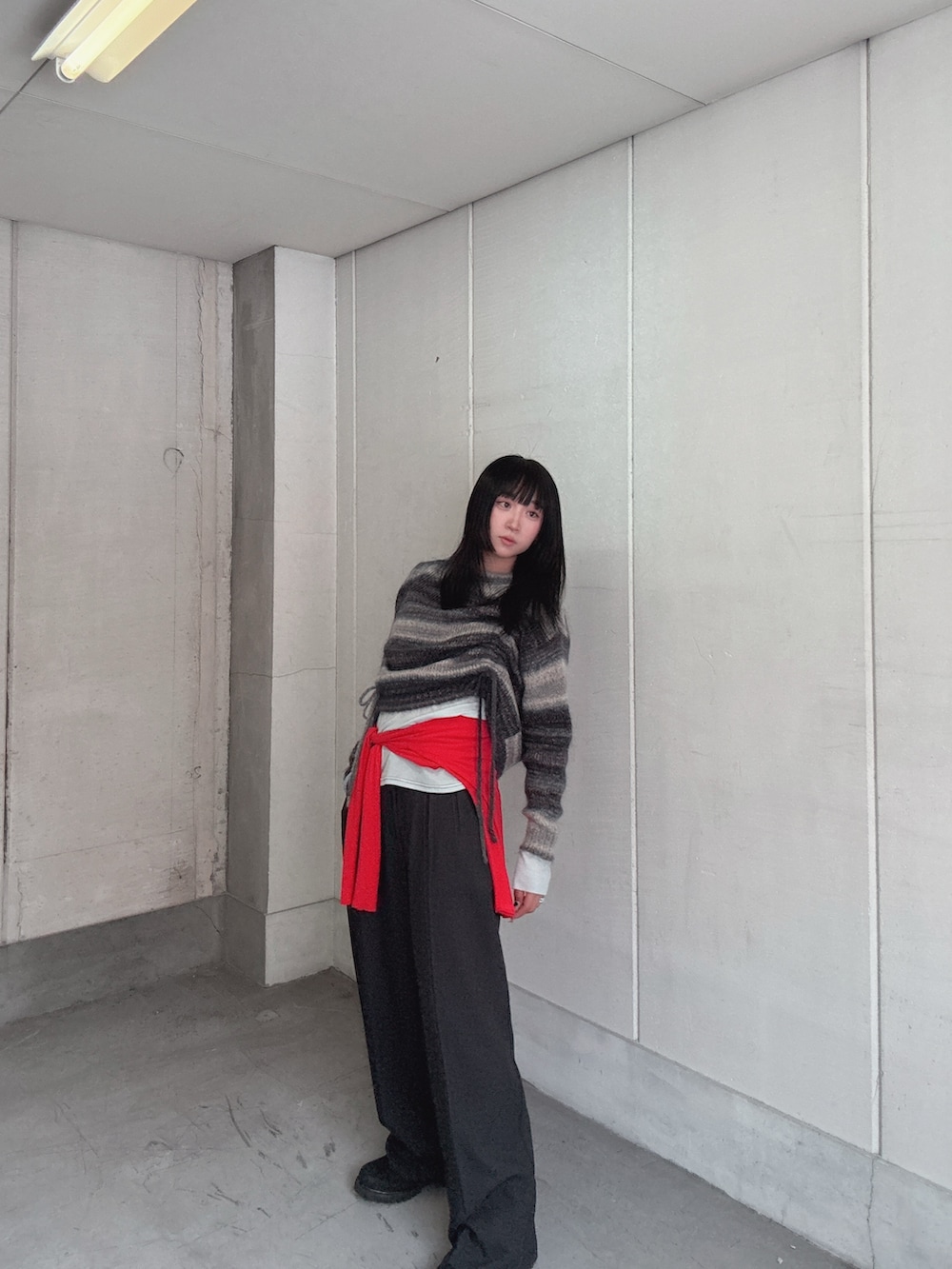 ブルー系のTシャツ/カットソー、レッド系のTシャツ/カットソー、グレー系のその他パンツを着用したレディースの秋コーディネートの3枚目の写真