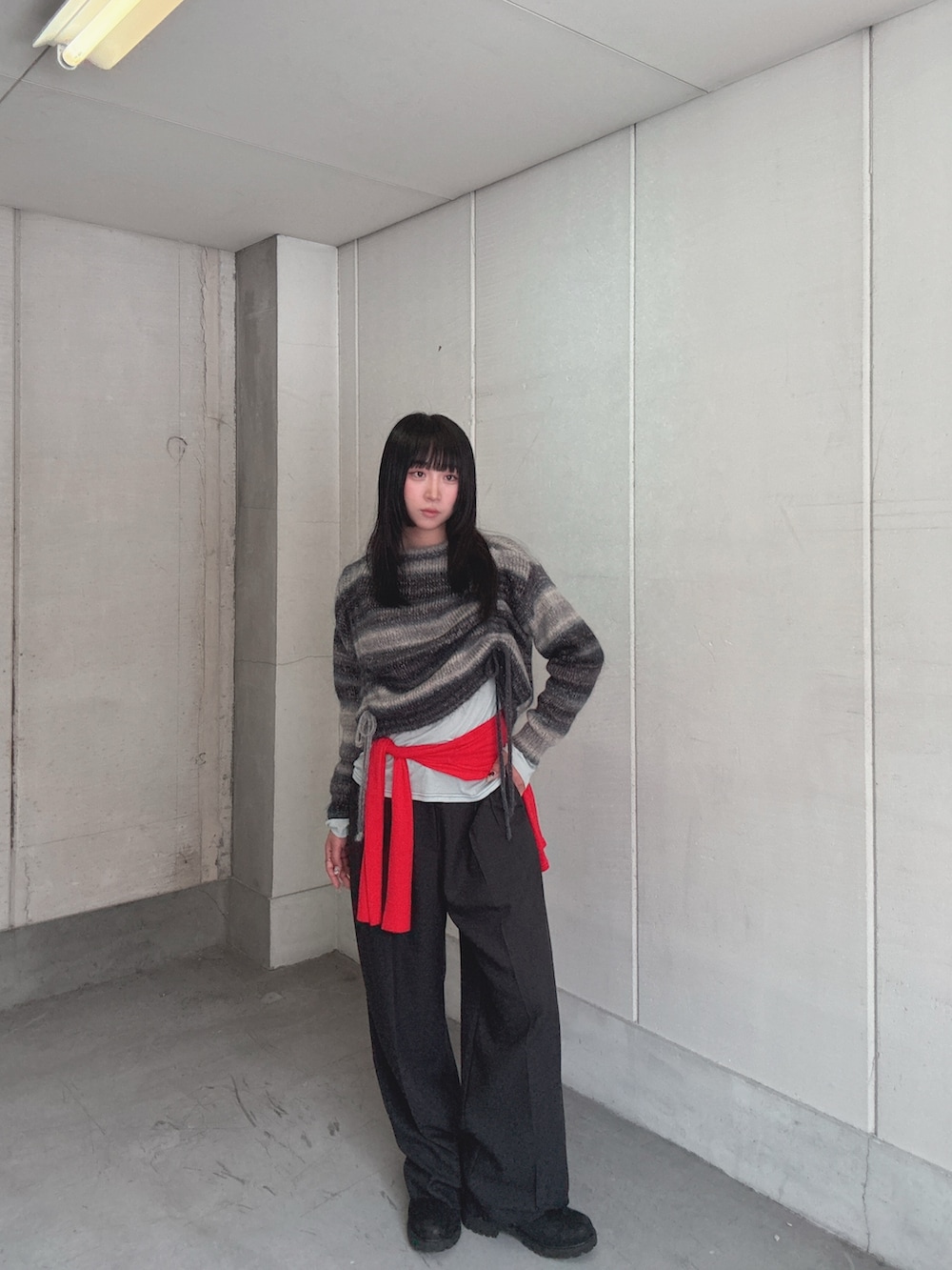 ブルー系のTシャツ/カットソー、レッド系のTシャツ/カットソー、グレー系のその他パンツを着用したレディースの秋コーディネートの2枚目の写真