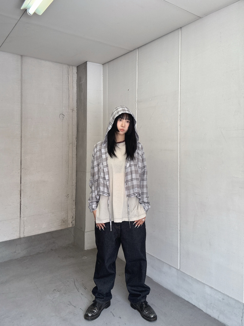 ブルー系のシャツ/ブラウス、ベージュ系のTシャツ/カットソーを着用したレディースの夏コーディネートの3枚目の写真