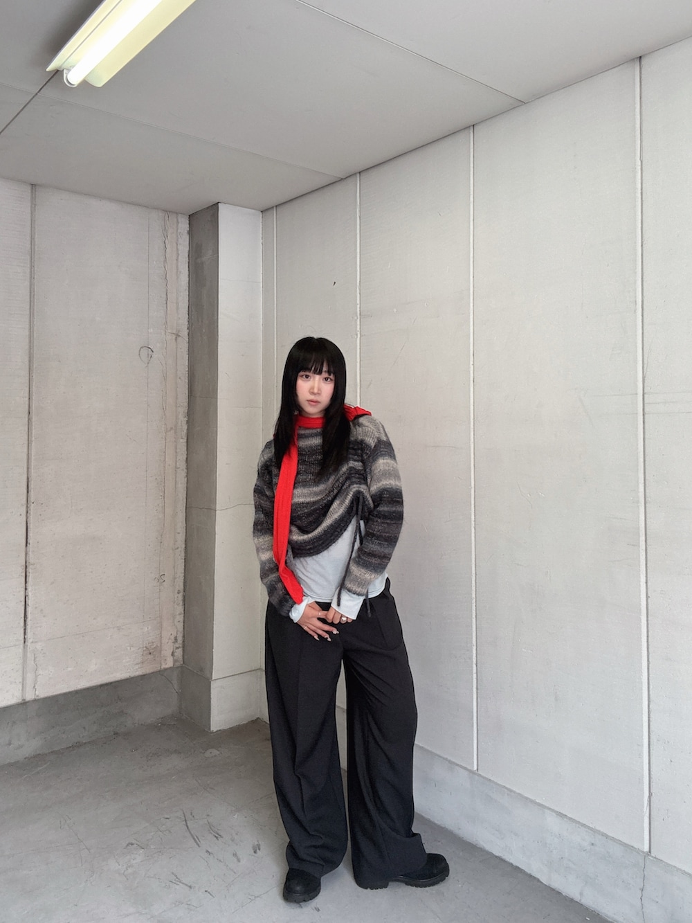ブルー系のTシャツ/カットソー、レッド系のTシャツ/カットソー、グレー系のその他パンツを着用したレディースの秋コーディネートの4枚目の写真