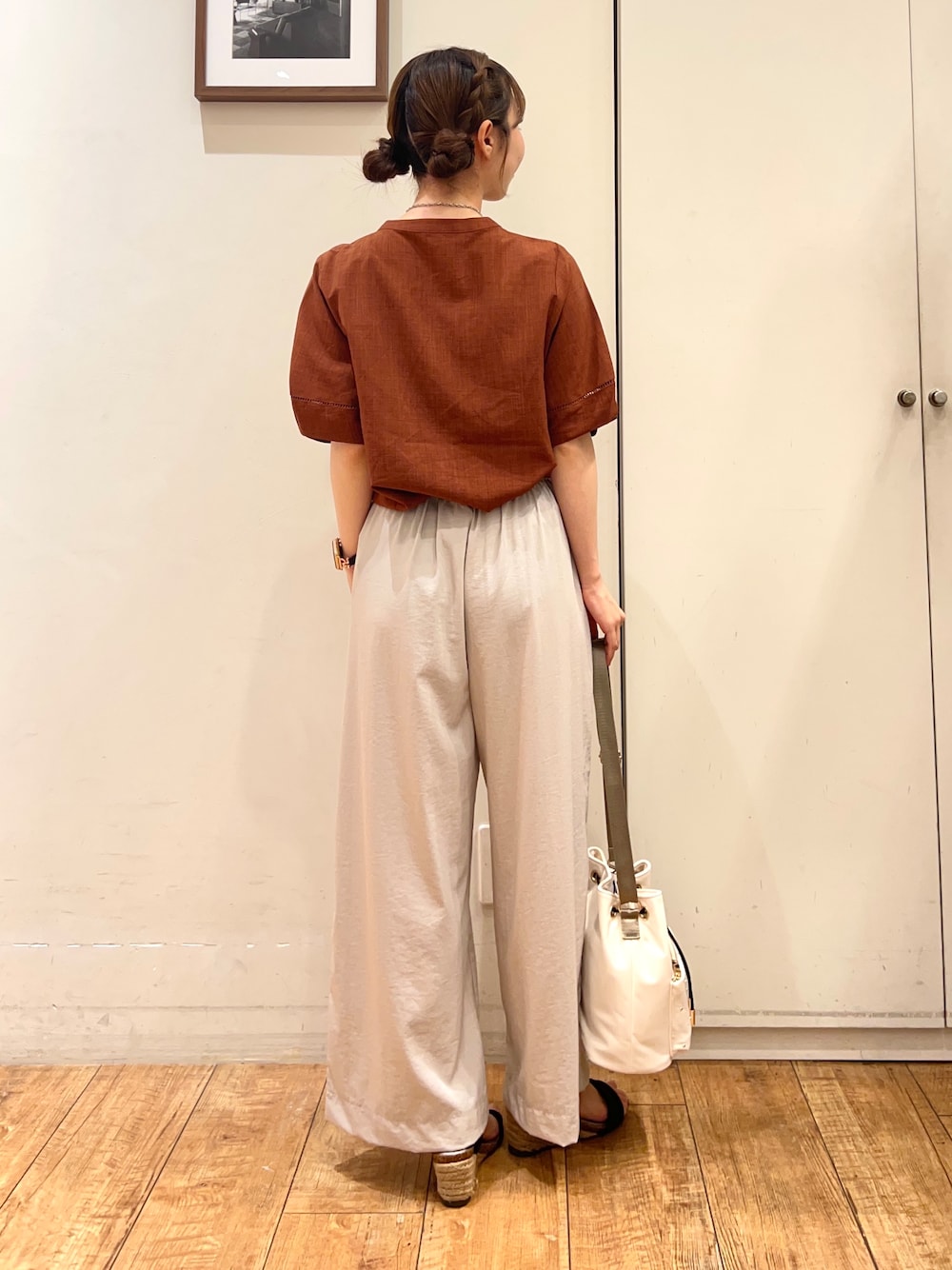 オレンジ系のシャツ/ブラウス、ブラック系のタンクトップ、ベージュ系のその他パンツを着用したレディースの夏コーディネートの5枚目の写真