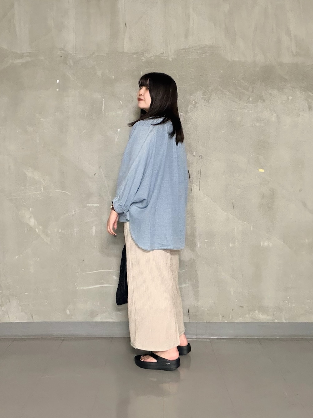 ブルー系のシャツ/ブラウス、ベージュ系のスカート、ブラック系のサンダルを着用したレディースの夏コーディネートの3枚目の写真
