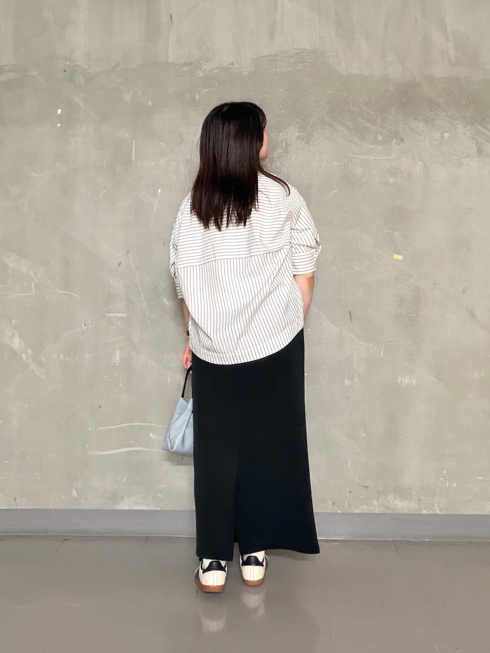 ホワイト系のTシャツ/カットソー、ホワイト系のシャツ/ブラウス、ブラック系のスカートを着用したレディースの夏コーディネートの3枚目の写真