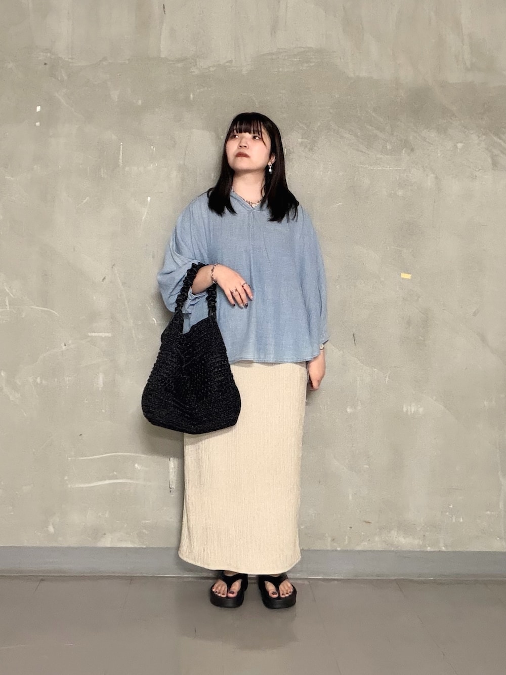 ブルー系のシャツ/ブラウス、ベージュ系のスカート、ブラック系のサンダルを着用したレディースの夏コーディネートの2枚目の写真