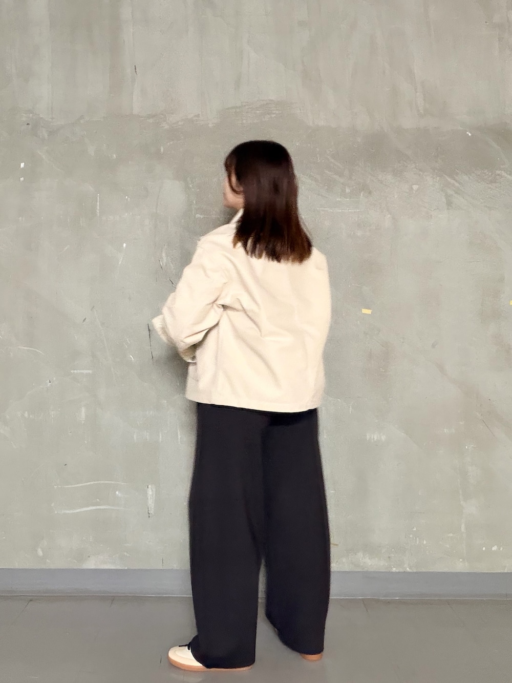 グリーン系のTシャツ/カットソー、ホワイト系のカバーオール、ベージュ系のスニーカーを着用したレディースの春コーディネートの3枚目の写真