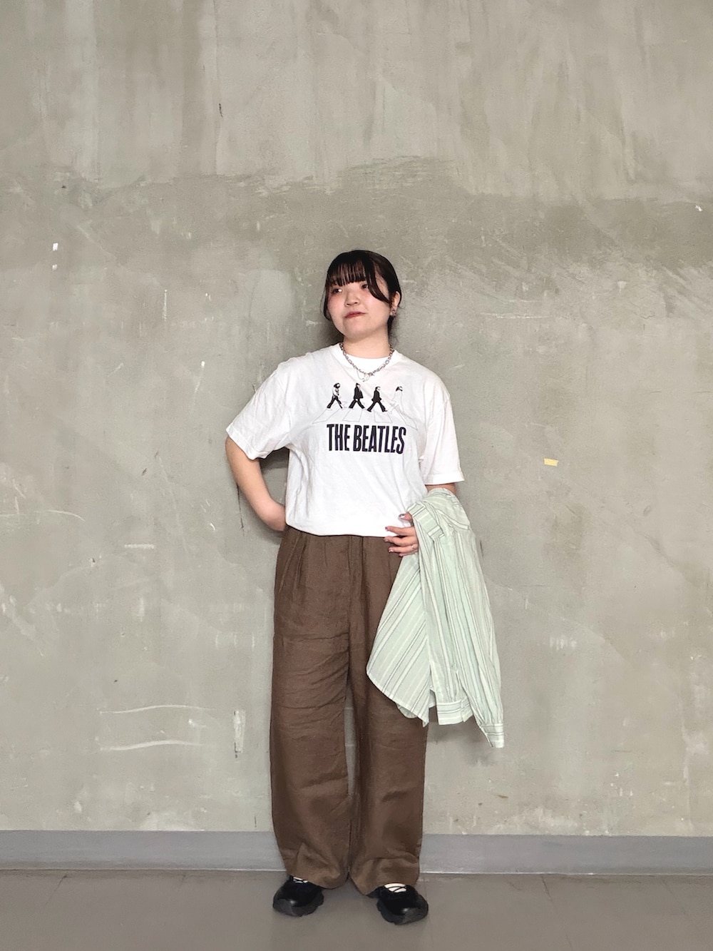ブラウン系のその他パンツを着用したレディースの春コーディネートの4枚目の写真