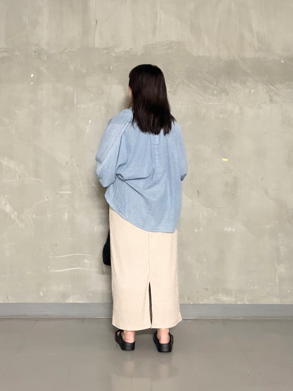 ブルー系のシャツ/ブラウス、ベージュ系のスカート、ブラック系のサンダルを着用したレディースの夏コーディネートの4枚目の写真