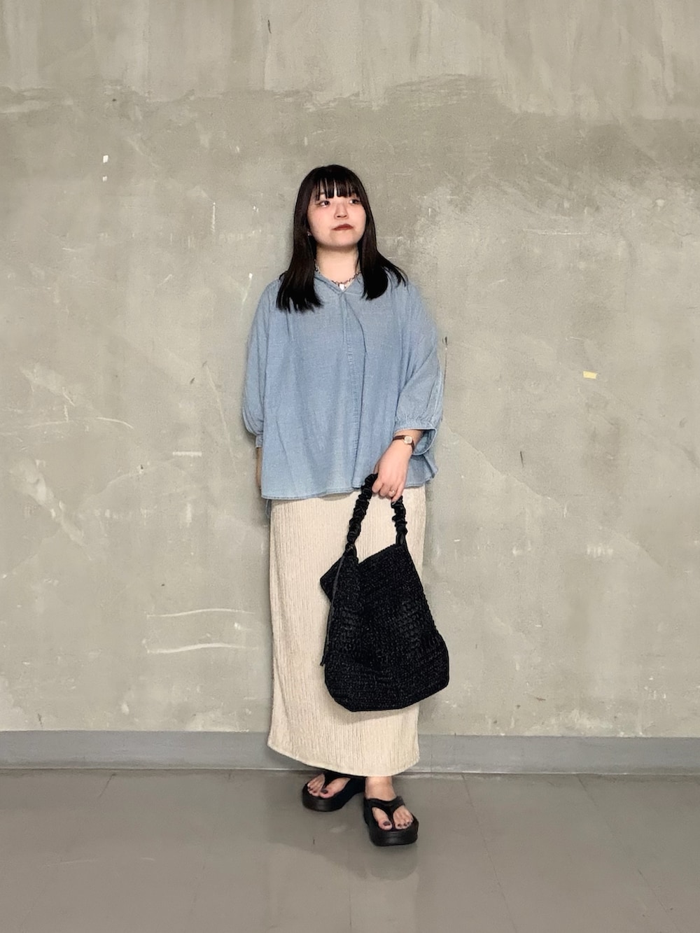 ブルー系のシャツ/ブラウス、ベージュ系のスカート、ブラック系のサンダルを着用したレディースの夏コーディネートの5枚目の写真
