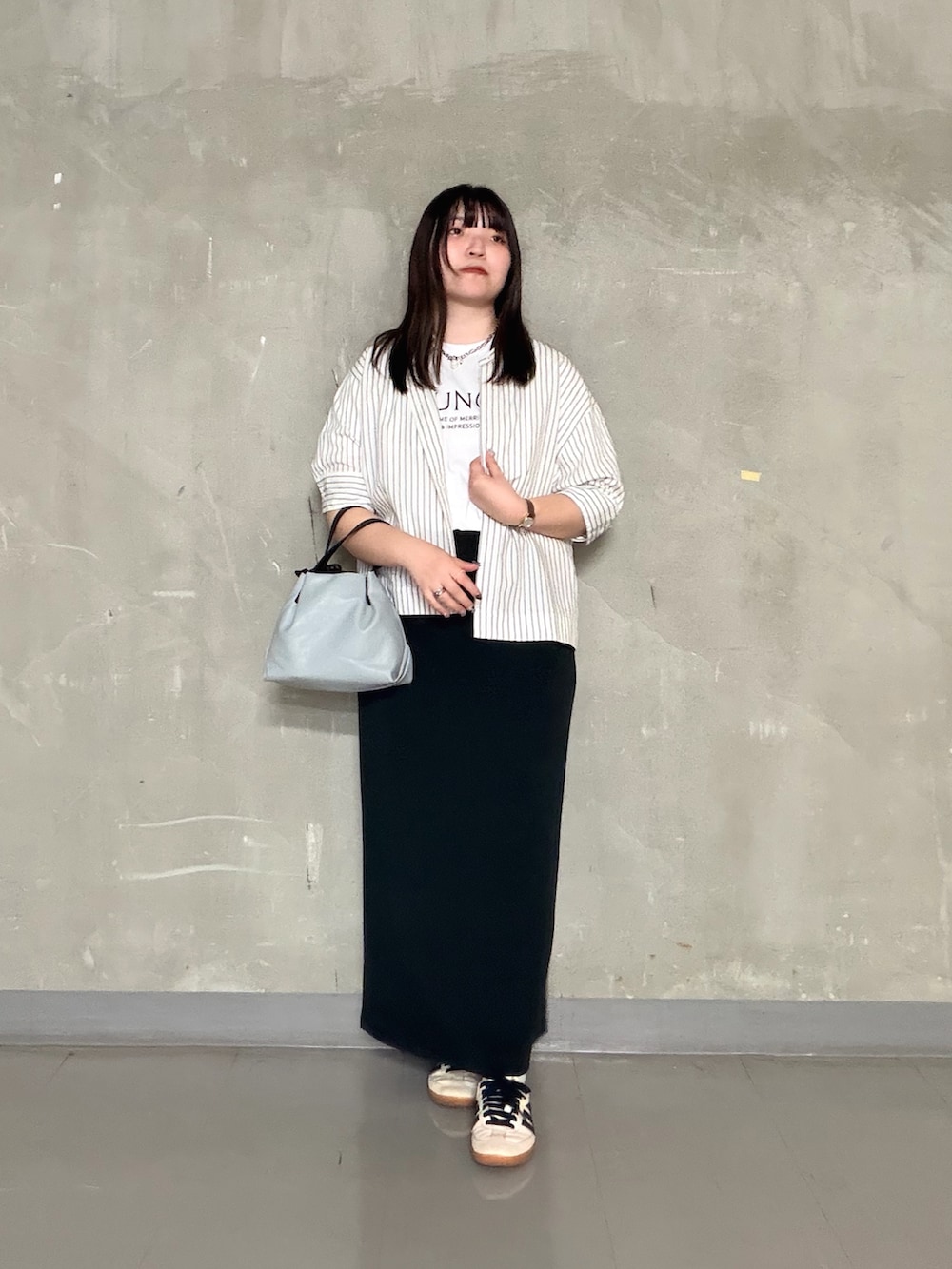 ホワイト系のTシャツ/カットソー、ホワイト系のシャツ/ブラウス、ブラック系のスカートを着用したレディースの夏コーディネートの4枚目の写真