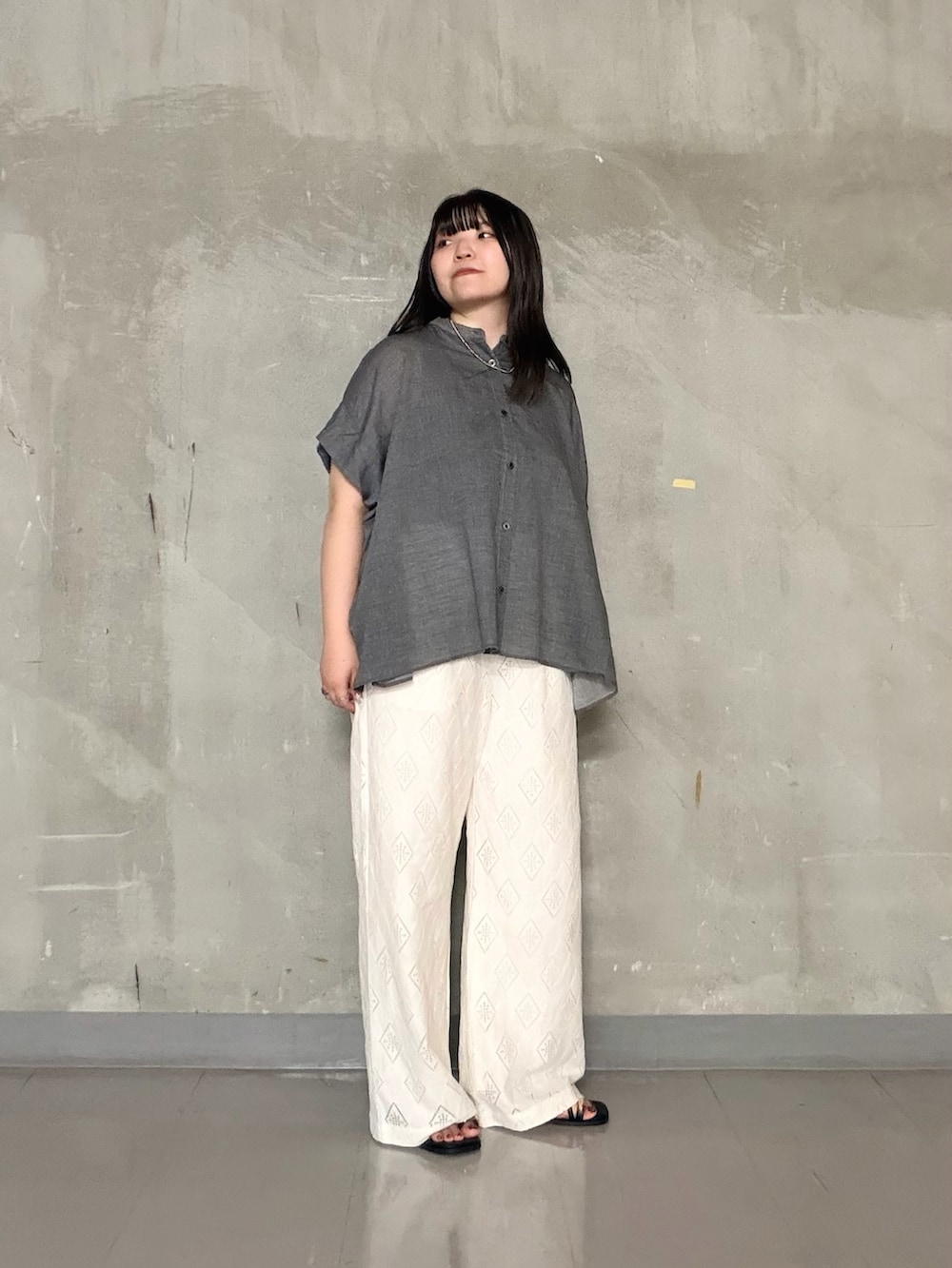 グレー系のシャツ/ブラウス、ホワイト系のその他パンツ、ブラック系のサンダルを着用したレディースの夏コーディネートの4枚目の写真