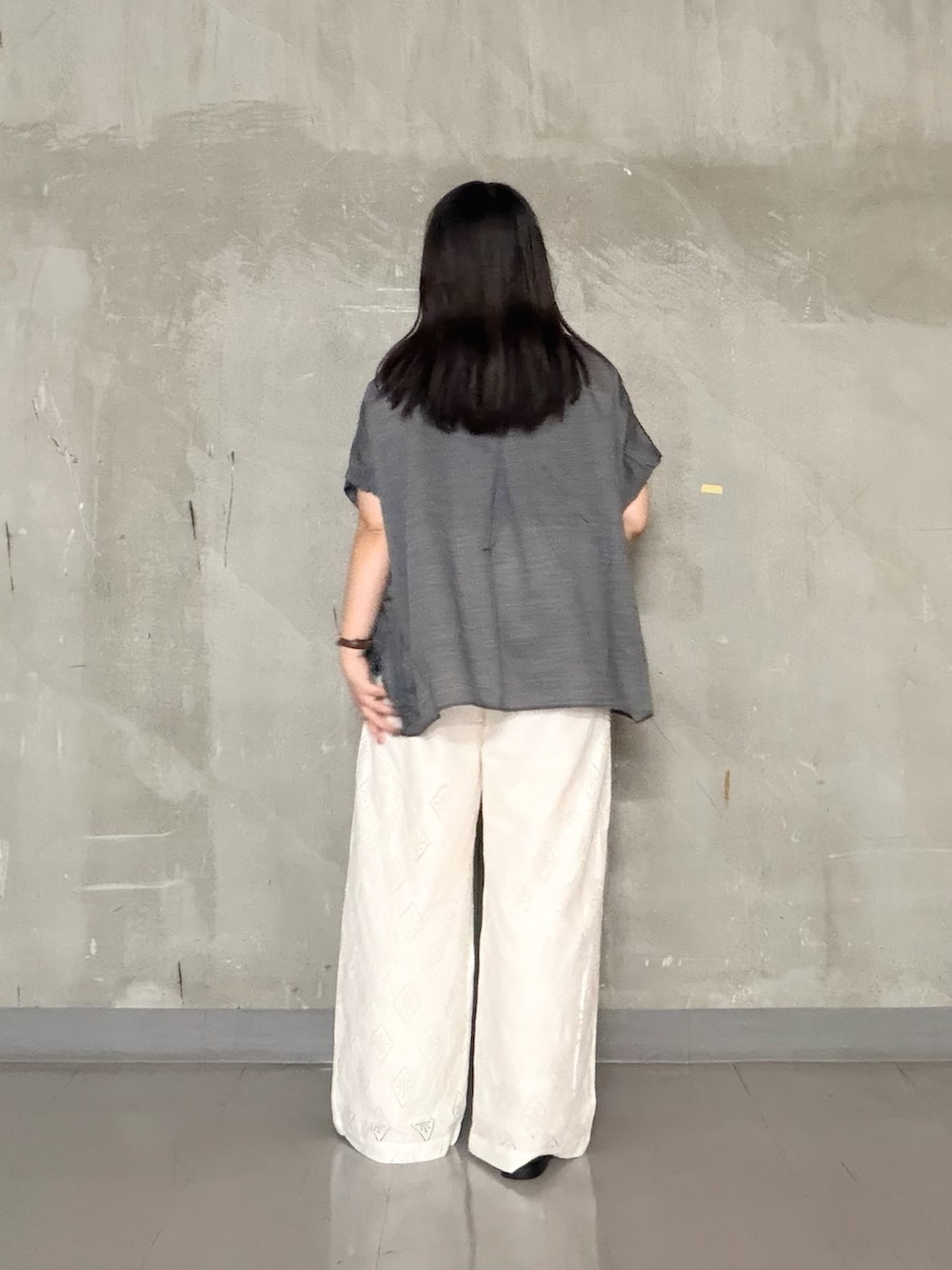 グレー系のシャツ/ブラウス、ホワイト系のその他パンツ、ブラック系のサンダルを着用したレディースの夏コーディネートの3枚目の写真