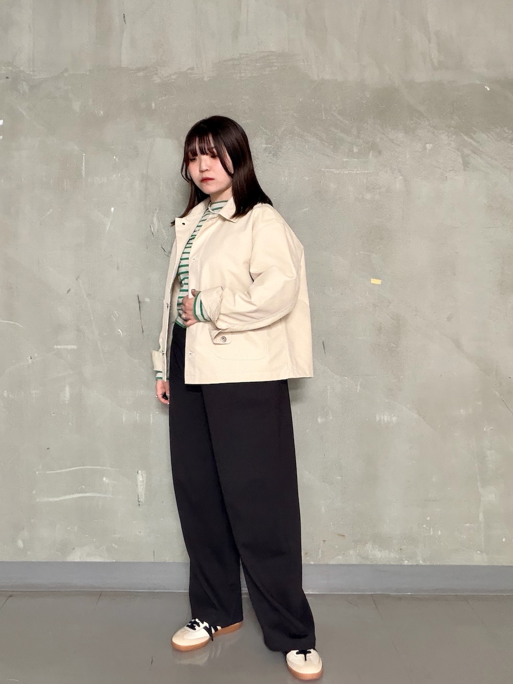 グリーン系のTシャツ/カットソー、ホワイト系のカバーオール、ベージュ系のスニーカーを着用したレディースの春コーディネートの2枚目の写真