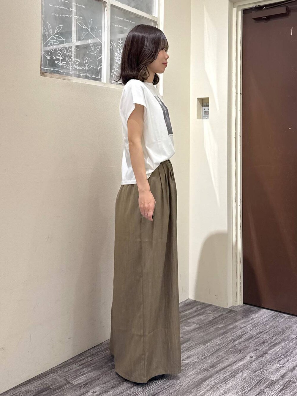 ホワイト系のTシャツ/カットソー、ブラウン系のその他パンツ、ブラウン系のテーラードジャケットを着用したレディースの春コーディネートの7枚目の写真