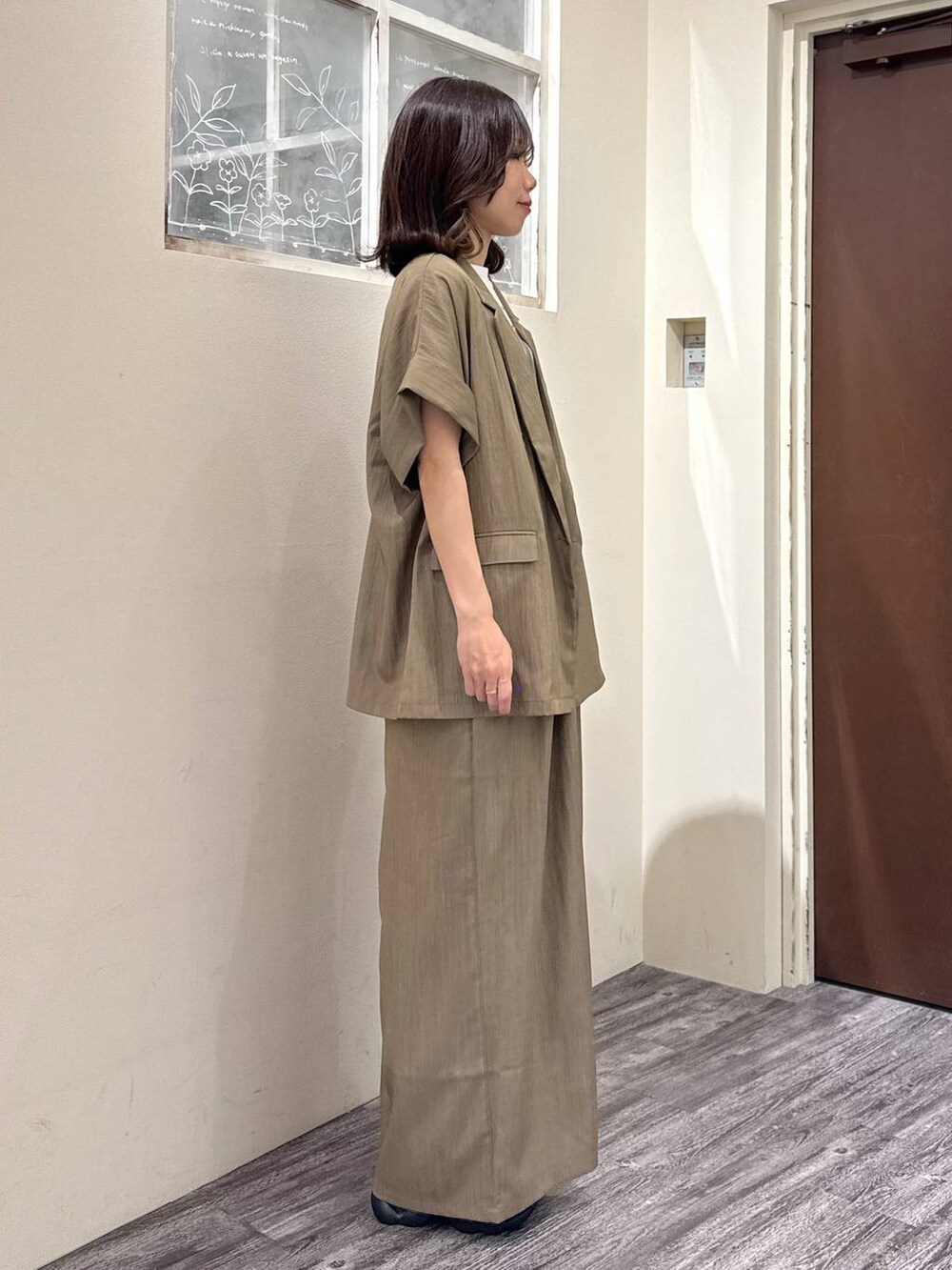 ホワイト系のTシャツ/カットソー、ブラウン系のその他パンツ、ブラウン系のテーラードジャケットを着用したレディースの春コーディネートの4枚目の写真