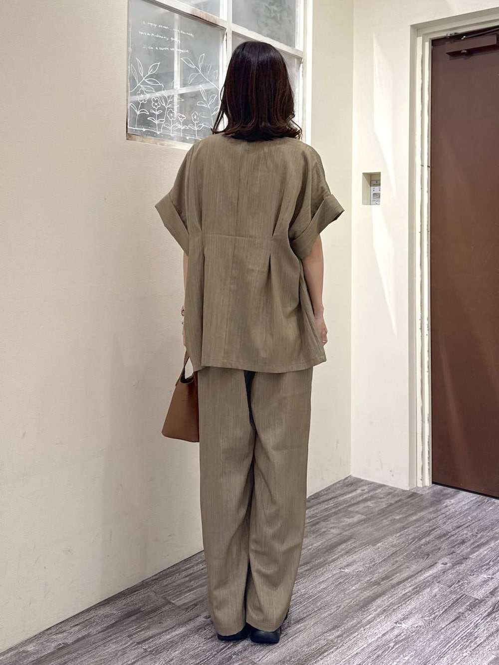 ホワイト系のTシャツ/カットソー、ブラウン系のその他パンツ、ブラウン系のテーラードジャケットを着用したレディースの春コーディネートの3枚目の写真