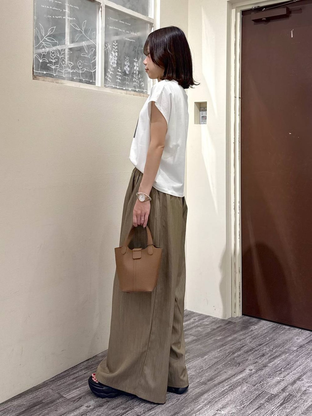 ホワイト系のTシャツ/カットソー、ブラウン系のその他パンツ、ブラウン系のテーラードジャケットを着用したレディースの春コーディネートの6枚目の写真