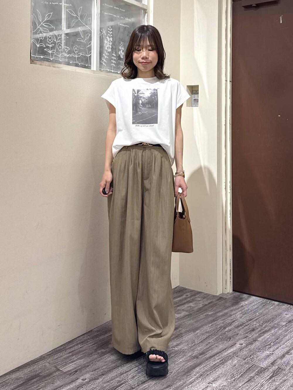 ホワイト系のTシャツ/カットソー、ブラウン系のその他パンツ、ブラウン系のテーラードジャケットを着用したレディースの春コーディネートの5枚目の写真