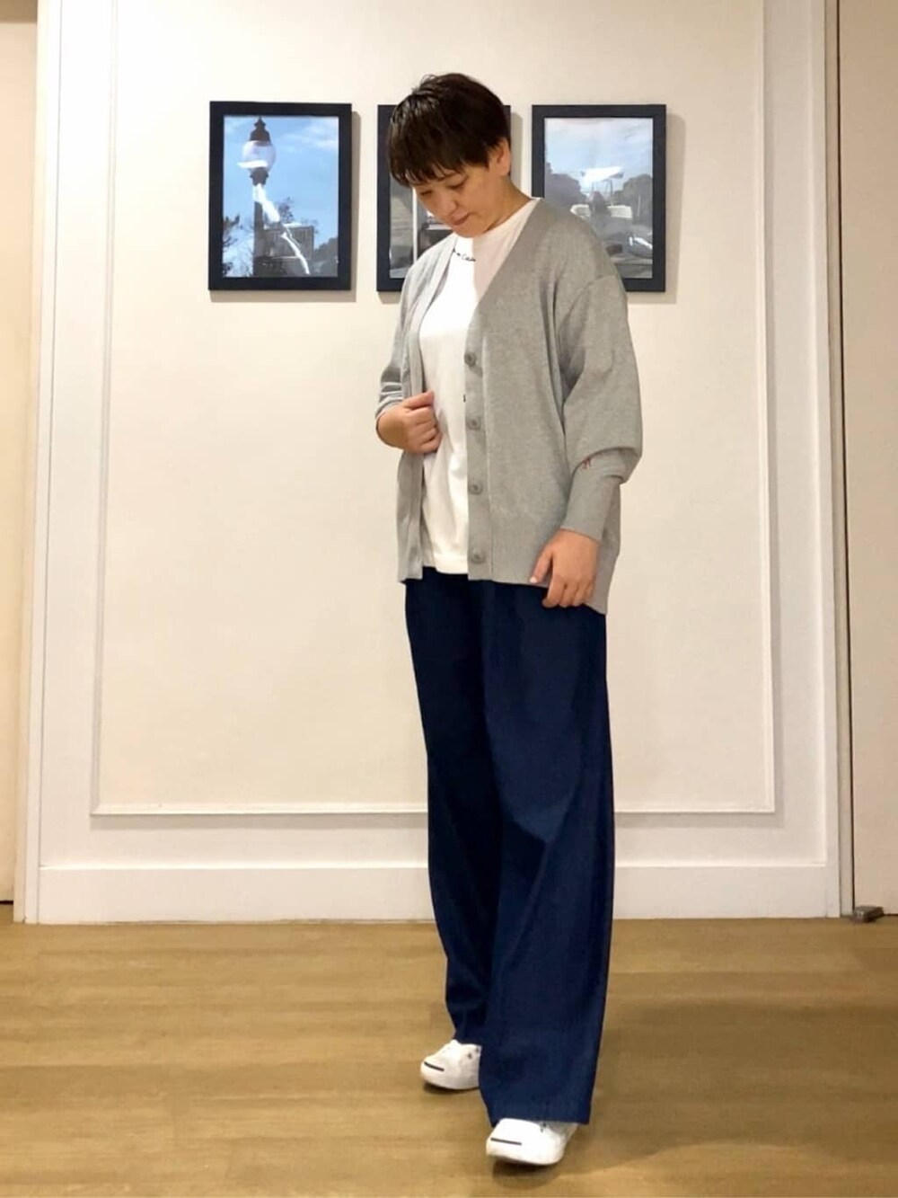 グレー系のカーディガン/ボレロ、ホワイト系のTシャツ/カットソー、ブルー系のその他パンツを着用したレディースの秋コーディネートの5枚目の写真