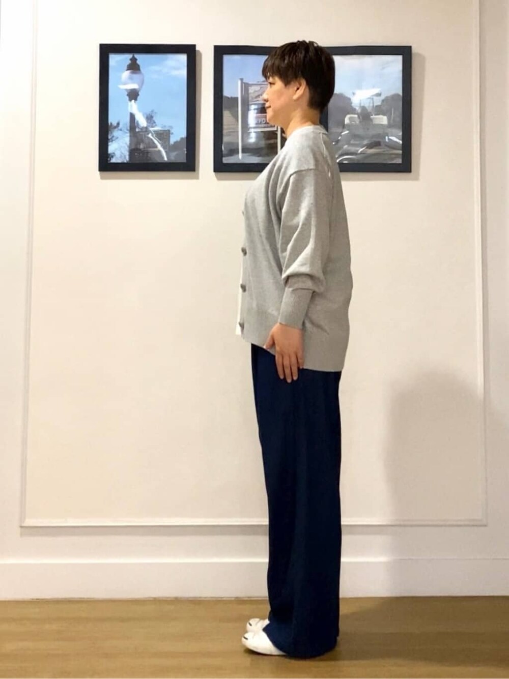 グレー系のカーディガン/ボレロ、ホワイト系のTシャツ/カットソー、ブルー系のその他パンツを着用したレディースの秋コーディネートの4枚目の写真