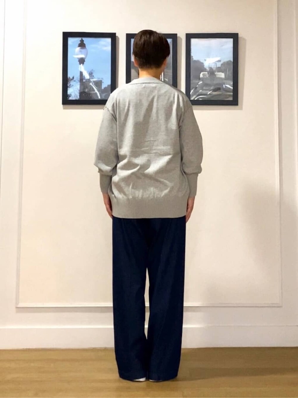 グレー系のカーディガン/ボレロ、ホワイト系のTシャツ/カットソー、ブルー系のその他パンツを着用したレディースの秋コーディネートの3枚目の写真