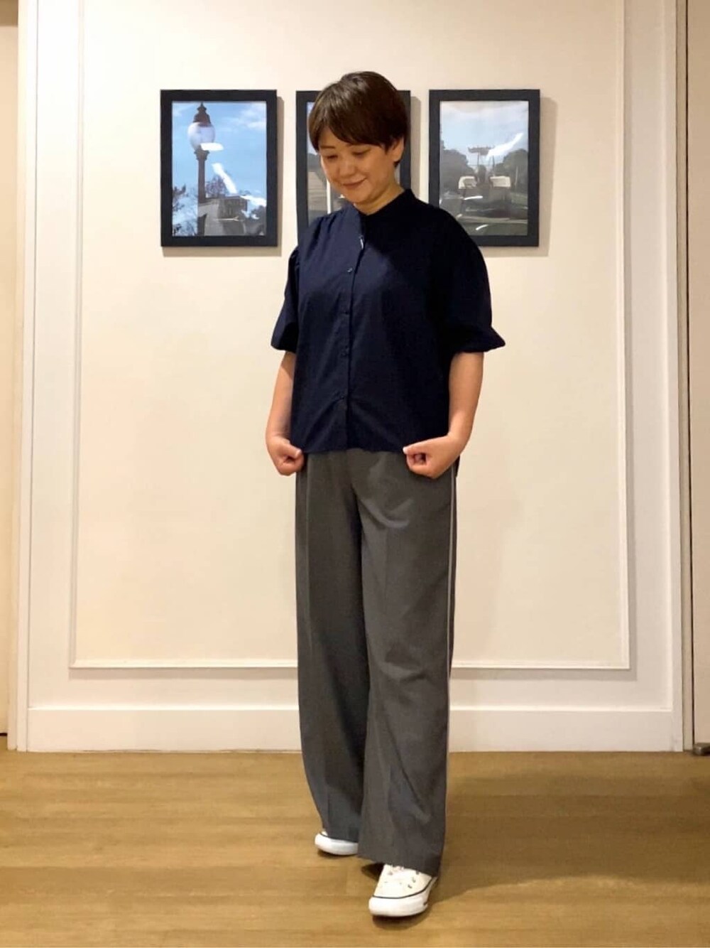 ブルー系のシャツ/ブラウス、グレー系のその他パンツを着用したレディースの夏コーディネートの5枚目の写真